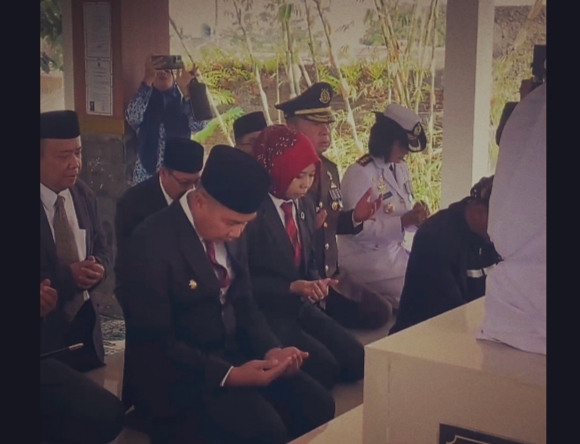 Wakil ketua DPRD Jawa Barat, Ineu Purwadewi saat berziarah ke makam pahlawan nasional Pangeran Kornel dan Cut Nyak Dien di Kabupaten Sumedang
