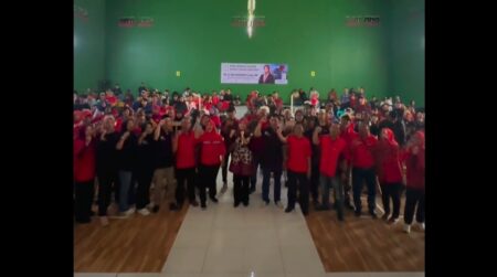 Foto bersama: para peserta yang terdiri dari tokoh pemuda tokoh masyarakat dan para kader PDI Perjuangan berfoto bersama Wakil Ketua DPRD Jawa Barat, Ineu Purwadewi Sundari