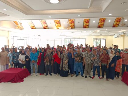 Foto bersama: Anggota DPRD Jabar Hj. Iis Turniasih didampingi Ihsan Prayoga selaku Narasumber dalam Sosialisasi Perda Provinsi Jawa Barat, Minggu 2 Desember 2023.
