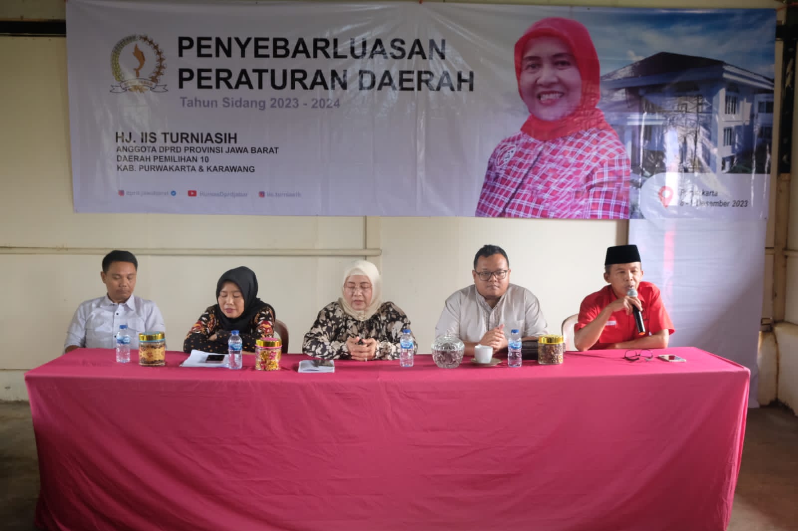 Anggota DPRD Jabar Hj. Iis Turniasih saat memberikan penjelasan Perda Penyelenggaraan Perlindungan Anak di Kecamatan Bojong, Kabupaten Purwakarta, Jumat 8 Desember 2023.