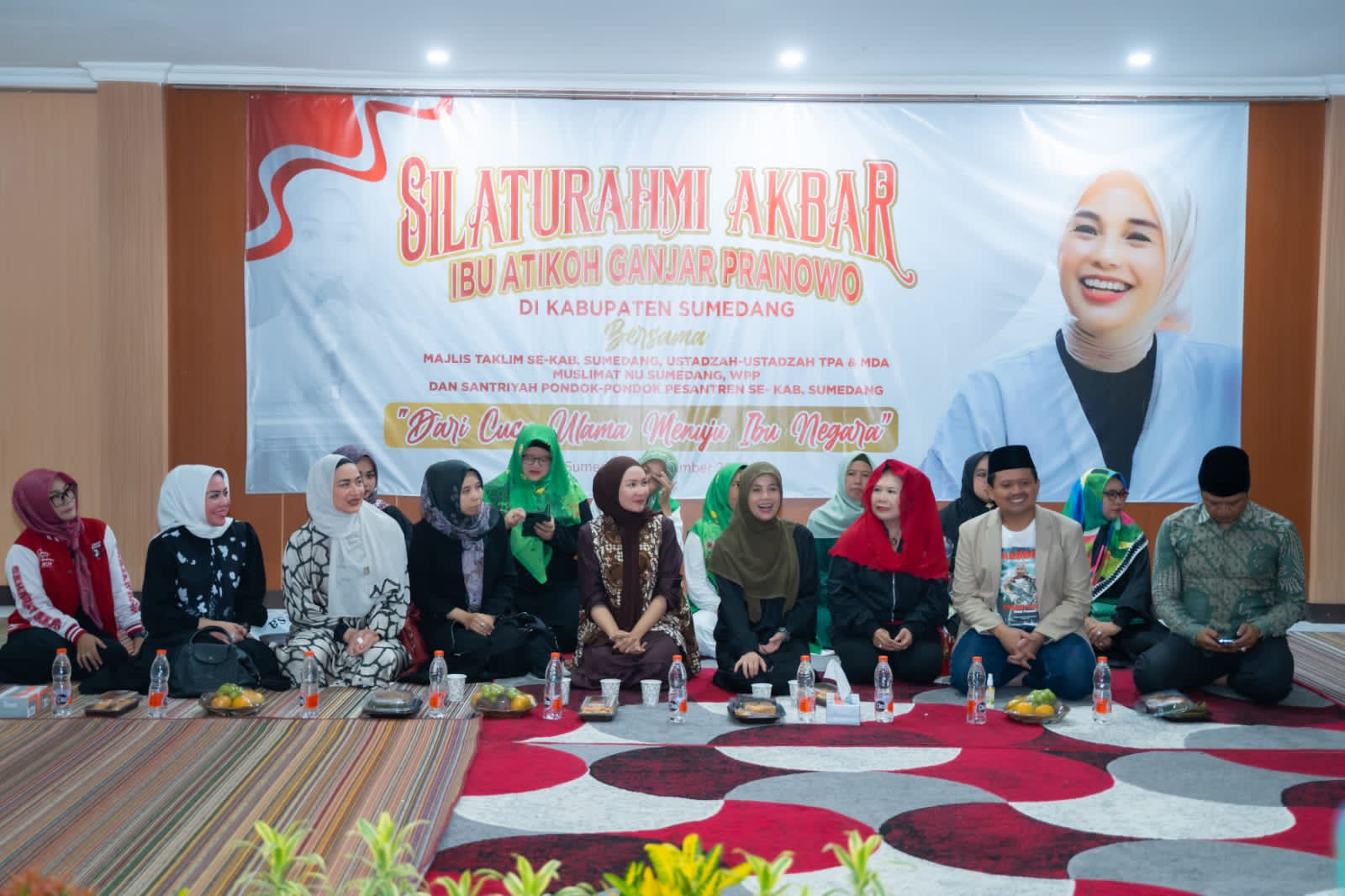 Wakil Ketua DPRD Jawa Barat, Ineu Purwadewi saat mendampingi ibu Siti Atikoh Ganjar Pranowo di Sumedang , Senin 4 Desember 2023.