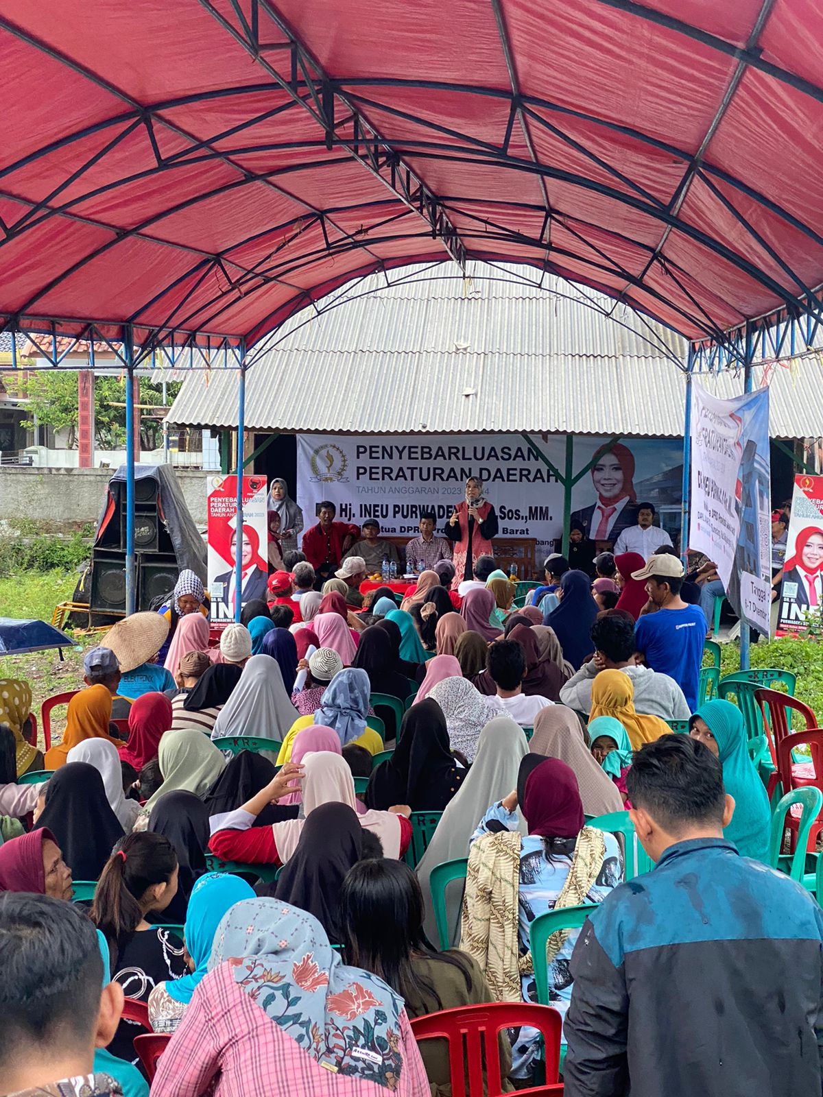 Wakil Ketua DPRD Jawa Barat Ineu Purwadewi saat memberikan penjelasan kepada masyarakat tentang perda pengelolaan jasa lingkungan hidup