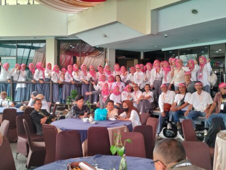 Foto bersama: Angkatan '92 SMIP YPPT Bandung berhasil meraih juara lomba peserta terbanyak, terheboh dan yel-yel terbaik dalam acara Reuni Akbar Lintas Angkatan SMIP YPPT Bandung 2023 di Hotel Horison Bandung, Minggu 10 Desember 2023. (dok. Angkatan '92)