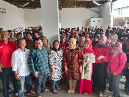 Foto Bersama: Anggota DPRD Jabar, Hj. Iis Turniasih berfoto bersama Narasumber Ihsan Prayoga dan masyarakat di Kecamatan Cibatu, Kabupaten Purwakarta