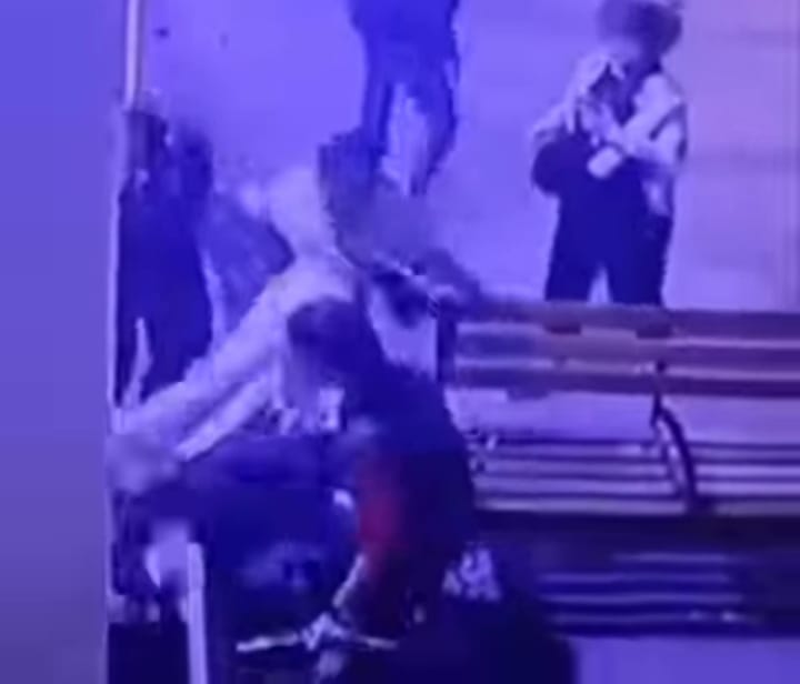 Caption: Seorang wisatawan di Asia Afrika diserang oleh sekelompok pria yang diduga juru foto. (foto: Instagram)