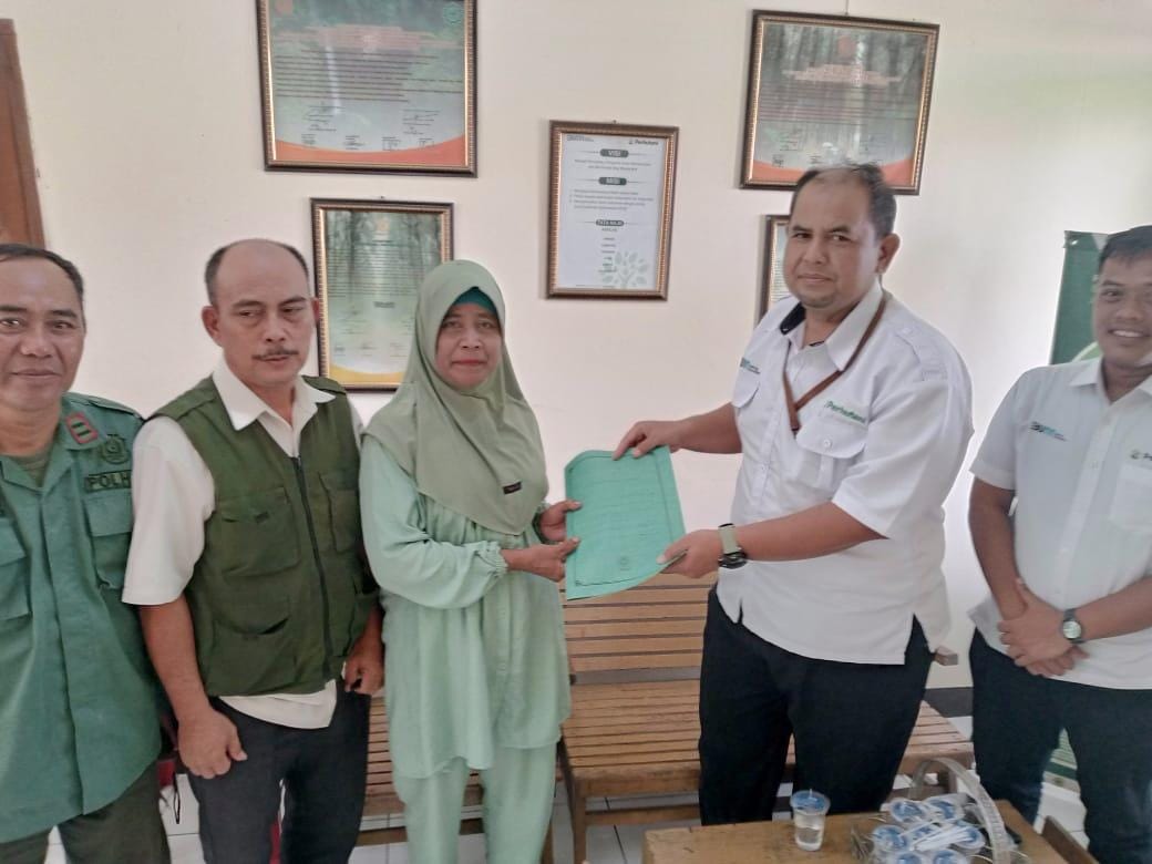 Perhutani KPH Bandung Utara Serahkan Santunan Kematian Kepada Keluarga Karyawan