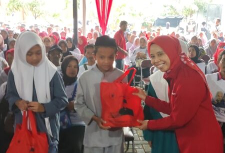 Ineu Purwadewi saat memberikan sumbangan kepada anak yatim-piatu sebagai bentuk kepedulian terhadap sesama.