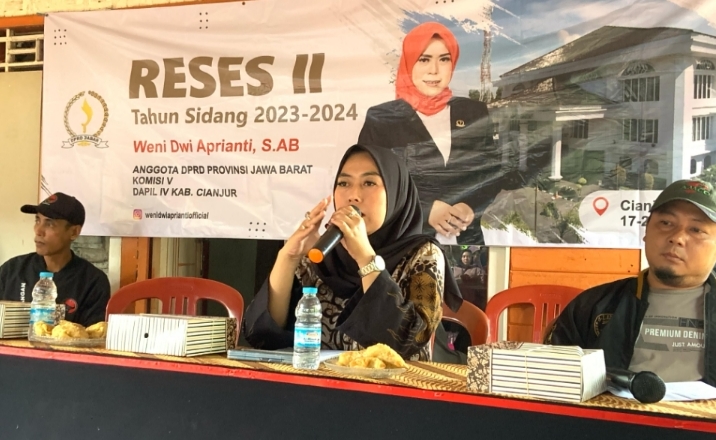 Anggota DPRD Jabar, Weni Dwi Aprianti saat menyapa masyarakat Desa Bojongpetir Kecamatan Tanggeung, Kabupaten Cianjur, Jumat 19 Januari 2024. (Foto: Ricky)
