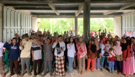 Weni Dwi Aprianti saat bersama masyarakat Desa Wanasari Kecamatan Agrabinta, Kabupaten Cianjur, Selasa 23 Januari 2024.