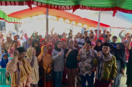 Anggota DPRD Jabar Weni Dwi Aprianti Foto bersama masyarakat saat reses ke II Tahun Sidang 2022-2024 di Kecamatan Sindangbarang, Kabupaten Cianjur, Rabu 24 Januari 2024.