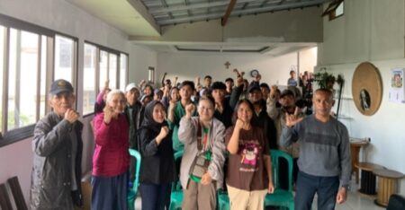 Weni Dwi Aprianti berfoto bersama masyarakat Desa Ciherang, Kecamatan Pacet, Kabupaten Cianjur, Jumat 26 Januari 2024.