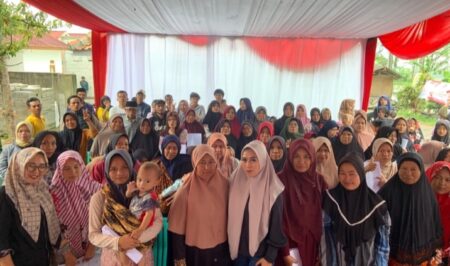 Anggota DPRD Jabar Weni Dwi Aprianti bersama masyarakat di Kecamatan Cianjur sampaikan sosialisasi Perda no 5 tahun 2021