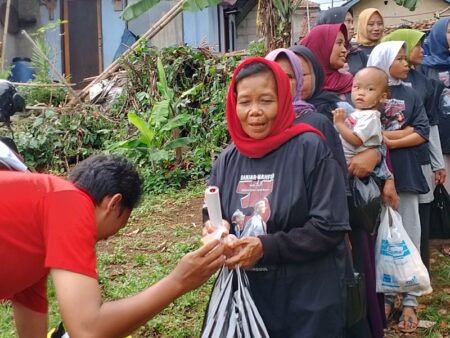 Relawan Bajuri Membagikan Telur