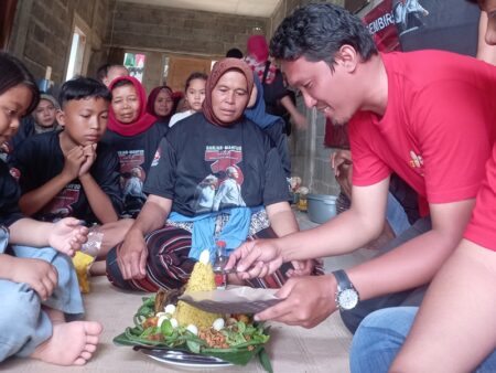 Relawan Bajuri Merayakan Ulang Tahun Ibu Megawati Soekarnoputri Bersama Masyarakat