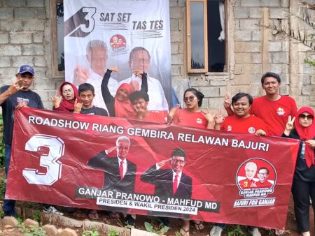 Tim Relawan Bajuri Berfoto Bersama