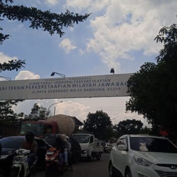 Arus lalu lintas di jalan Gedebage. (Foto: Gilang Fathu Romadhan)