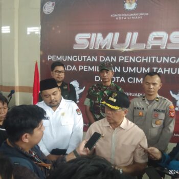 Pj Wali Kota Cimahi Dicky Saromi saat mengikuti Simulasi Pemungutan suara yang dilaksanakan KPU Kota Cimahi, Sabtu 3 Februari 2024.