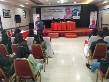Antusias masyarakat saat mendengar penjelasan dari anggota DPRD Jabar Hj. Iis Turniasih, Minggu 4 Februari 2024