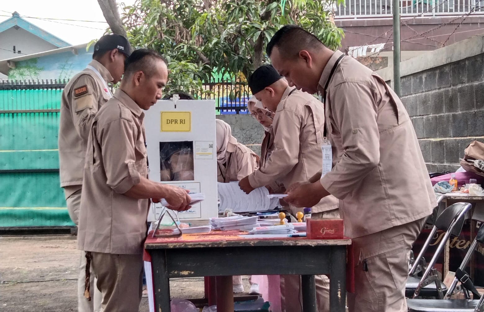 Petugas KPPS di TPS 31 Kelurahan Pasanggrahan sedang melaksanakan tugasnya dalam perhitungan suara Pemilu 2024