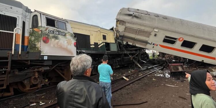 Kereta Api Bandung Raya bertabrakan dengan kereta api Turangga di Cicalengka, Kabupaten Bandung pada Jumat, (5/1/2024)