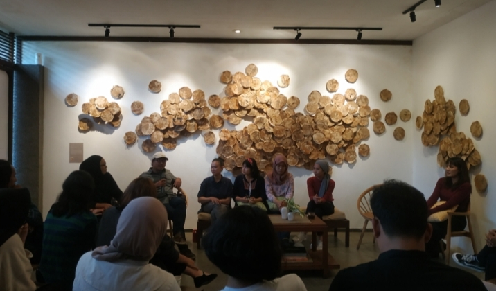 Tangkapan foto diskusi publik mengenai pameran seni Putik Meraki di Jalan Setrasari Kulon Raya, Kota Bandung pada Sabtu, (3/2/2024).