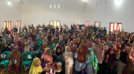 Antusias masyarakat menerima undangan sosialisasi Perda dari Anggota DPRD Jabar Weni Dwi Aprianti, Senin 5 Februari 2024.