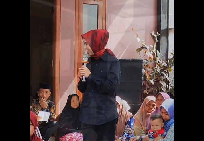 Bendahara DPD PDI Perjuangan Jawa Barat, Ineu Purwadewi saat menyapa masyarakat Desa Jatimulya, Kecamatan Kasokandel, Kabupaten Majalengka, Jumat 2 Februari 2024.