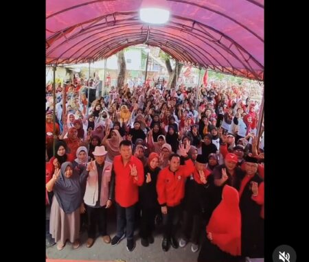 Foto Bersama: Ineu Purwadewi mendampingi TB Hasanuddin berfoto bersama masyarakat Desa Jatimulya Kecamatan Kasokandel, Kabupaten Majalengka, Jumat 2 Februari 2024