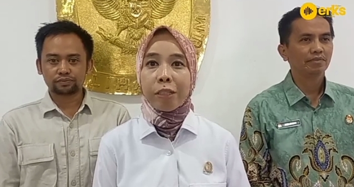 Ineu Purwadewi didampingi perwakilan KPU Kabupaten Sumedang, Kamis 15 Februari 2024 (foto: tangkapan layar YouTube eRKS FM Sumedang)