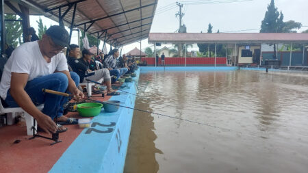 Para peserta saat mengikuti kegiatan soft opening kolam pancing Tirta Kahuripan Pajajaran, Minggu 5 Februari 2024.
