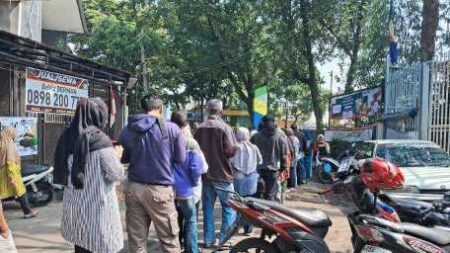 Tangkapan foto warga mengantri beras pada Selasa (20/02/2024) di Astanaanyar, Kota Bandung. Sumber: Tribun