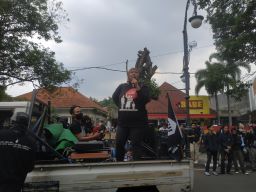 Tangkapan foto orasi warga Dago Elos pada Selasa, (5/3/2024) di Jalan Riau, Kota Bandung.