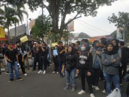 Tangkapan foto massa aksi warga Dago Elos dan mahasiswa Bandung pada Selasa, (5/3/2024) di depan PN Jalan Riau, Kota Bandung.
