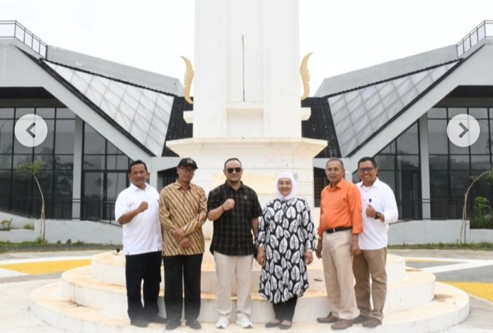 Hj Iis Turniasih bersama rombongan Komisi IV DPRD Jabar saat meninjau pembangunan alun-alun Kabupaten Bandung Barat akhir bulan Februari 2024 lalu.