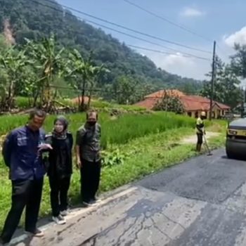 Wakil Ketua DPRD Jabar Ineu Purwadewi saat monitoring infrastruktur di Jalan Cagak Kabupaten Subang, 26 Maret 2024