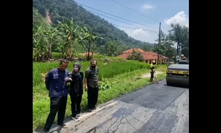 Wakil Ketua DPRD Jabar Ineu Purwadewi saat monitoring infrastruktur di Jalan Cagak Kabupaten Subang, 26 Maret 2024