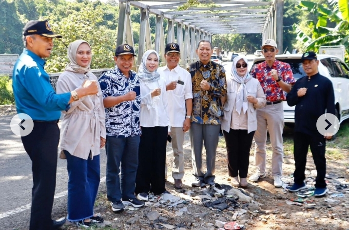 Wakil Ketua DPRD Jawa Barat Ineu Purwadewi bersama rombongan Komisi IV DPRD Jabar saat meninjau ruas jalan provinsi di Situraja, Kabupaten Sumedang, 21 Maret 2024.