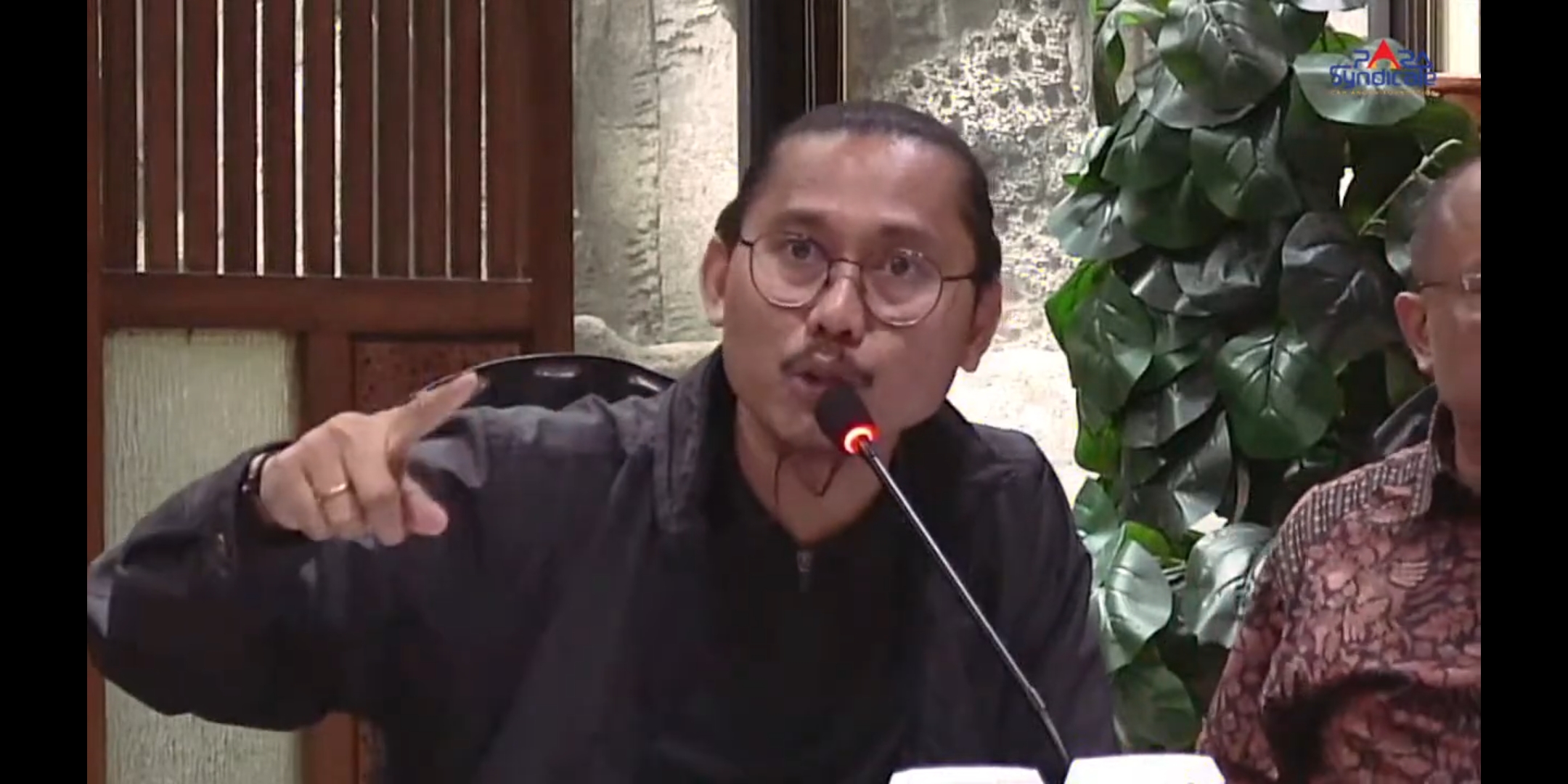 Tangkapan foto Perhimpunan Bantuan Hukum Indonesia (PBHI), Julius pada Selasa, 27 Februari 2024 di Kantor Para Syndicate, Kota Jakarta Selatan.