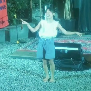 Tangkapan foto pendongeng Bandung Rati Mayya saat membuat pertunjukan dongeng mengenai kerusakan lingkungan