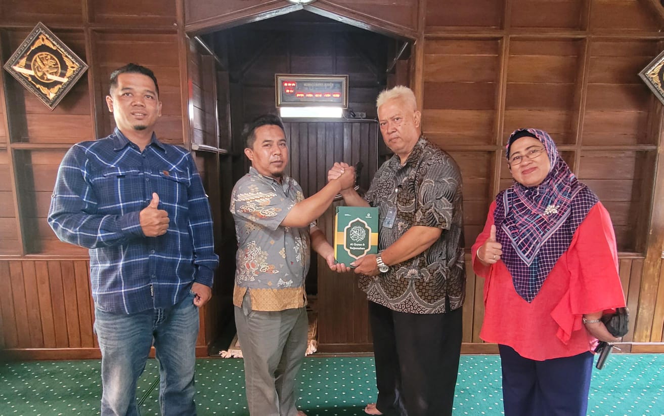 Bulan Suci Ramadan 1445 H Tahun 2024, Perum Perhutani KPH Bandung Utara Bagikan Al- Qur’an Untuk Mesjid Thoriqul Jannah di Lembang