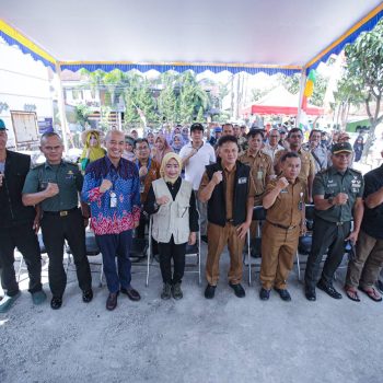 Tangkapan foto menanam bibit pada Senin, (1/4/2024) di Buruan Sae Sawargi, Kota Bandung.