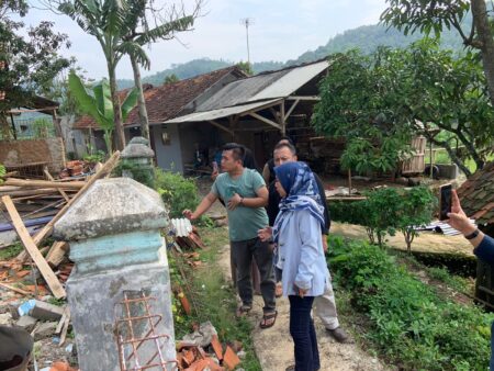 Anggota DPRD Jabar Weni Dwi Aprianti saat meninjau korban bencana pergerakan tanah di Desa Jatisari, Kecamatan Bojongpicung, Kabupaten Cianjur, Jumat 3 Mei 2024