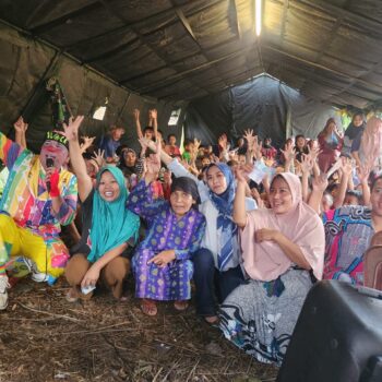 Anggota DPRD Jabar Weni Dwi Aprianti berfoto bersama anak-anak korban bencana pergerakan tanah di Desa Jatisari Kecamatan Bojongpicung, Kabupaten Cianjur, Jumat 3 Mei 2024