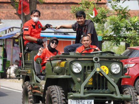Wakil Ketua DPRD Jawa Barat Ineu Purwadewi saat mengarak obor Perjuangan dari Mrapen