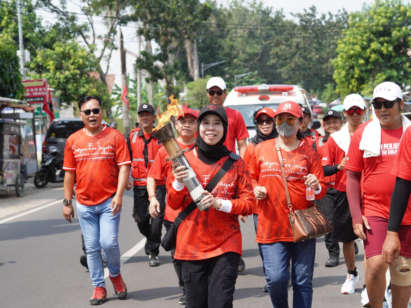 Wakil ketua DPRD Jabar, Ineu Purwadewi saat menerima obor Perjuangan dari Mrapen di Kabupaten Majalengka