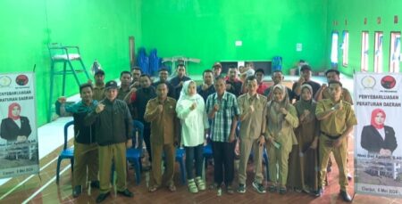 FOTO BERSAMA: Weni Dwi Aprianti berfoto bersama peserta sosialisasi Perda di Desa Karangjaya, Kabupaten Cianjur, Minggu 5 Mei 2024