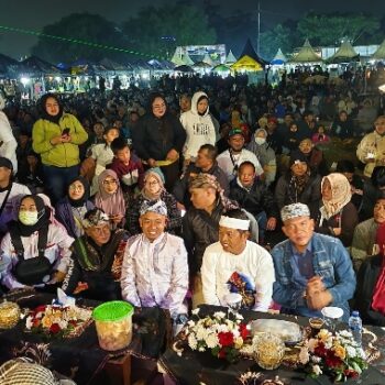 Tokoh Budaya Sunda sekaligus anggota DPR RI Dedi Mulyadi saat menghadiri Milangkala Desa Kertawangi ke 46 didampingi PJ Bupati Bandung Barat Arsan Latif, Minggu 19 Mei 2024