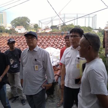 Tangkapan foto Tenaga Ahli Utama Kantor Staff Presiden Usep Setiawan pada Selasa, (7/5/2024) di Balai RW, Dago Elos, Kota Bandung.