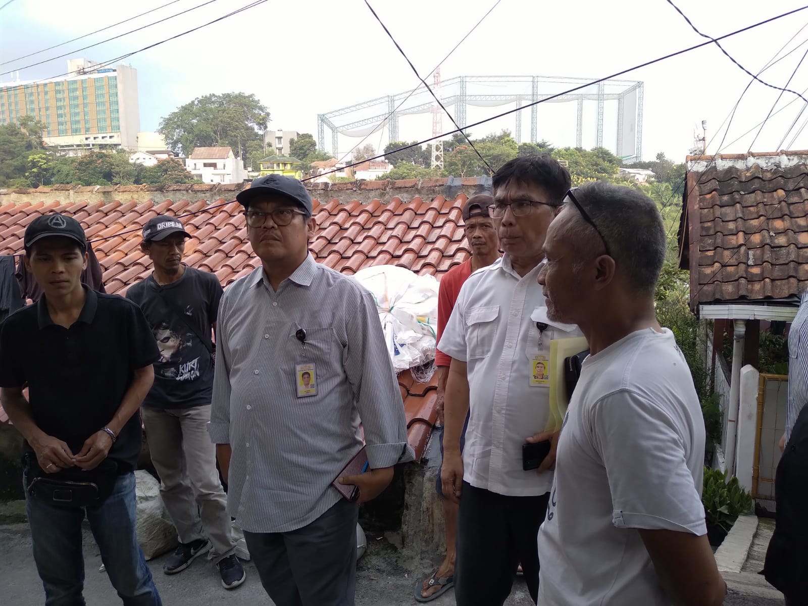 Tangkapan foto Tenaga Ahli Utama Kantor Staff Presiden Usep Setiawan pada Selasa, (7/5/2024) di Balai RW, Dago Elos, Kota Bandung.