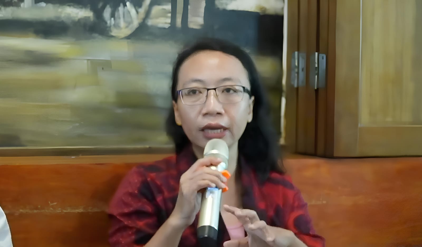 Tangkapan foto Anggota Aliansi Jurnalis Independen, Ika pada Jumat, (10/5/2024).